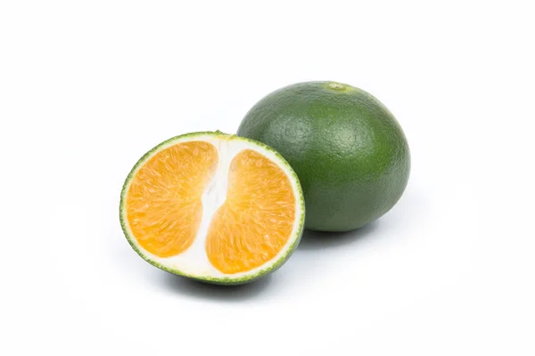 Grüne Mandarine auf weißem Hintergrund — Stockfoto