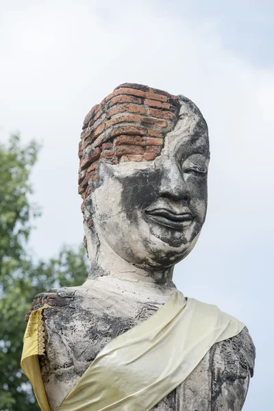 Buddha staty på en smal Temple — Stockfoto
