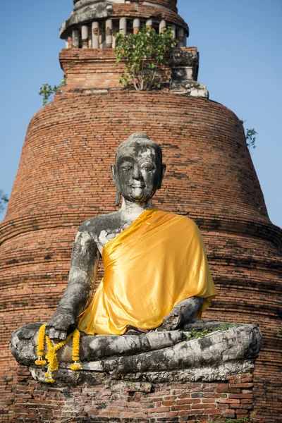 Estátua de Buda em um templo sombrio — Fotografia de Stock