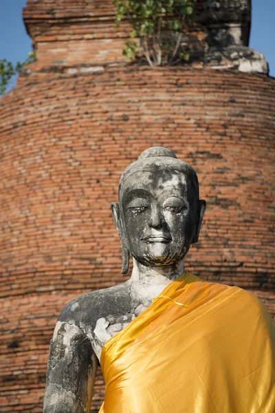 Estátua de Buda em um templo sombrio — Fotografia de Stock