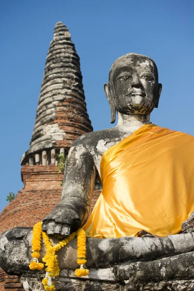 Buddha staty på en smal Temple — Stockfoto