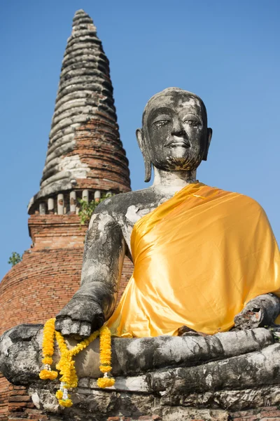 Estátua de Buda em um templo sombrio — Fotografia de Stock