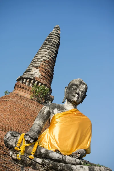 Estátua de Buda em um templo sombrio — Fotografia de Stock