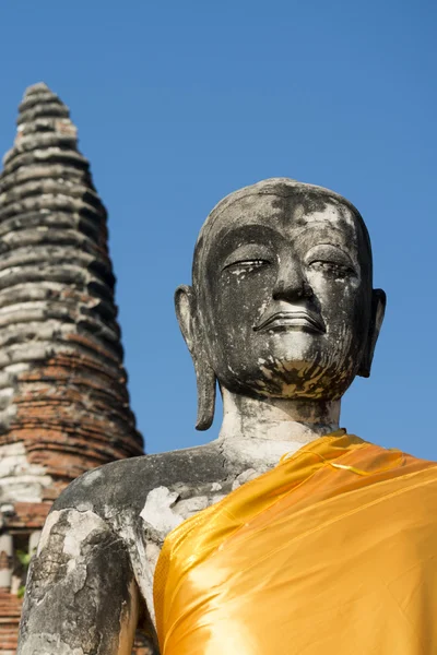 Buddha staty på en smal Temple — Stockfoto