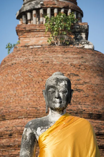Estátua de Buda em um templo sombrio — Fotografia de Stock