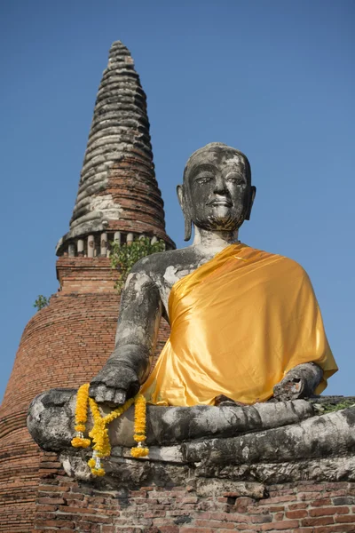 Estátua de Buda em um templo sombrio — Fotografia de Stock