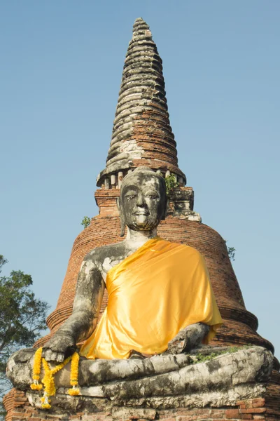 Estátua de Buda em um templo sombrio — Fotografia de Stock