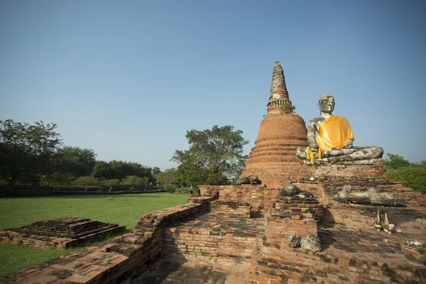 Estátua de Buda em um templo sombrio — Fotografia de Stock