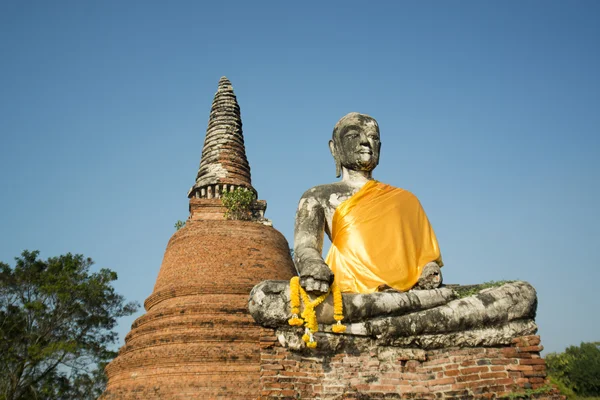 Estátua de Buda em um templo sombrio — Fotografia de Stock