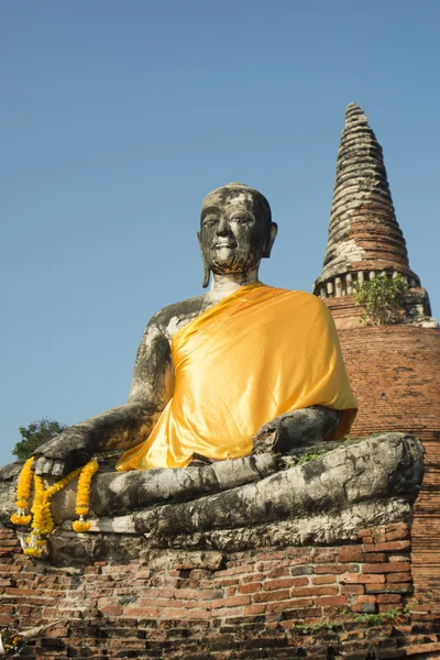 Estátua de Buda em um templo sombrio — Fotografia de Stock