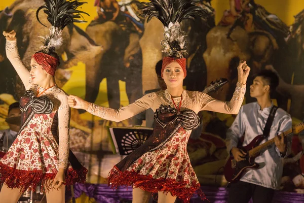 Filles de danse thaïlandaise traditionnelle — Photo