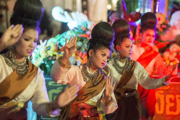 Chicas de danza tradicional tailandesa — Foto de Stock