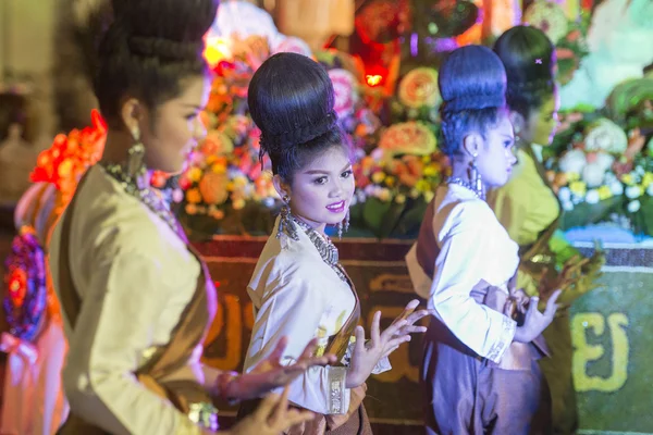 Filles de danse thaïlandaise traditionnelle — Photo