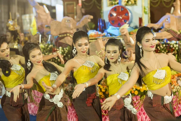 Chicas de danza tradicional tailandesa — Foto de Stock