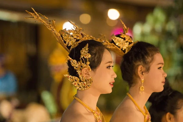 Filles de danse thaïlandaise traditionnelle — Photo
