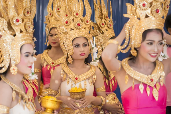 Traditionell thailändsk dans flickor — Stockfoto