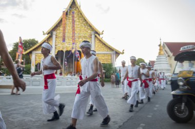 Geleneksel giyimli insanlar