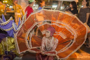 Geleneksel giyimli insanlar