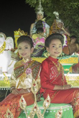 Geleneksel giyimli insanlar