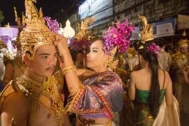 Geleneksel giyimli insanlar