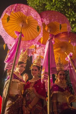 Geleneksel giyimli insanlar