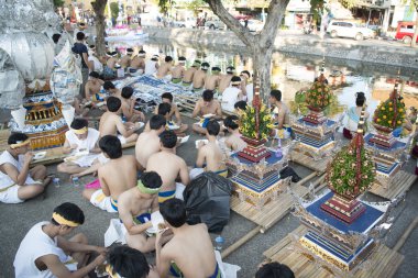 Geleneksel giyimli insanlar