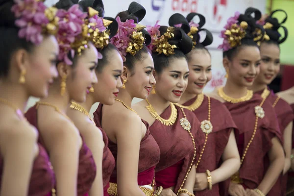 Orang berpakaian tradisional — Stok Foto