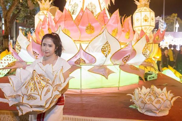 Lanterns and traditional dressed people — Stock Photo, Image