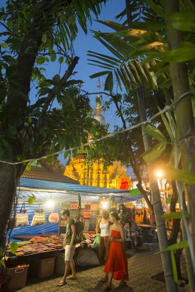 Mercato notturno nel centro storico — Foto Stock