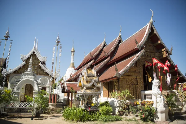 Wat Mahawan en la ciudad —  Fotos de Stock