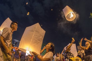 Loy Krathong bir Fenerler ile insanlar