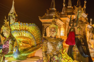 Geleneksel giyimli insanlar