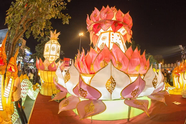 Personer med en lyktor på Loy Krathong — Stockfoto