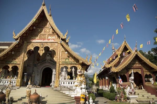 Wat Loi Khroh a városban — Stock Fotó