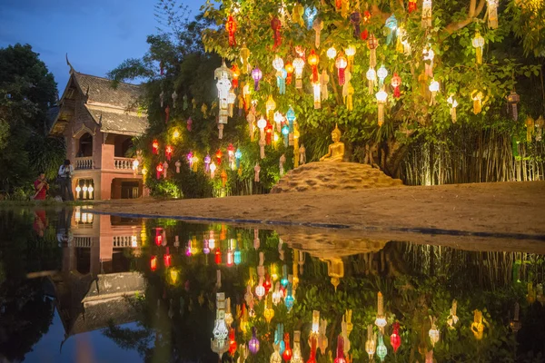 Linternas en el templo de Wat Phan Tao — Foto de Stock