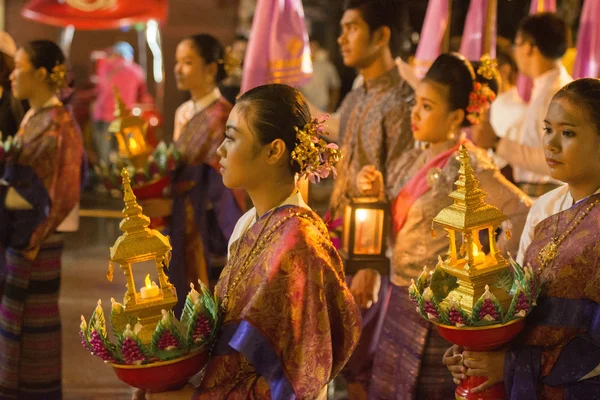 Linternas y gente vestida tradicional —  Fotos de Stock