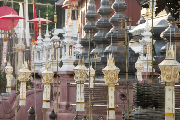 Lanternes au temple Wat Phan Tao — Photo