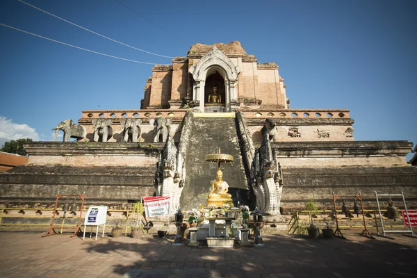 Wat chedi Luang en la ciudad —  Fotos de Stock