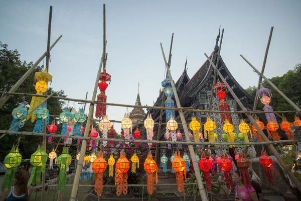 在 Wat Lokmoli 寺的灯笼 — 图库照片