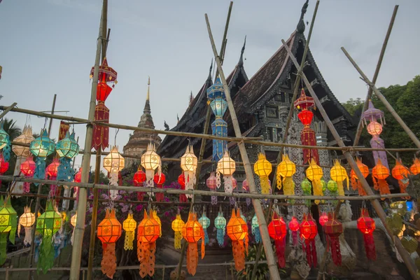Linternas en el templo de Wat Lokmoli — Foto de Stock