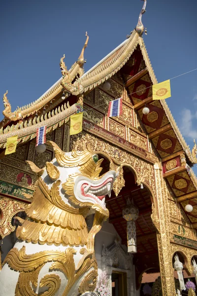 Wat Loi Khroh w mieście — Zdjęcie stockowe