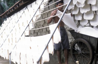 Hikkaduwa town yakınındaki bir lastik fabrikası