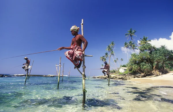 Weligama sahil, balıkçılar — Stok fotoğraf