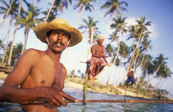 Fishermen at the coast of Weligama — Stock Photo, Image