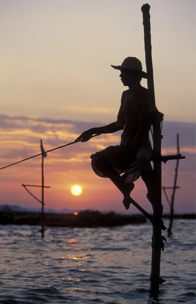 Pêcheur sur la côte de Weligama — Photo