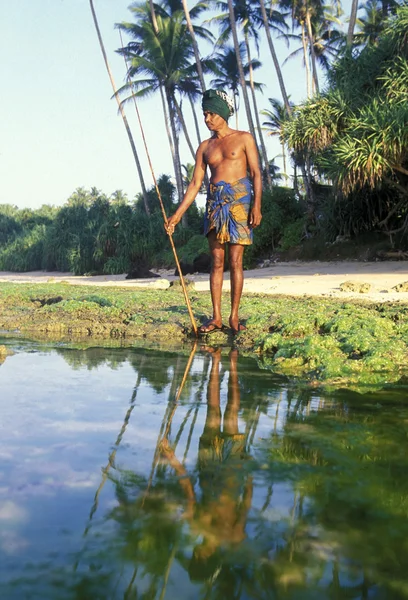 Pescador en la costa de Weligama — Foto de Stock