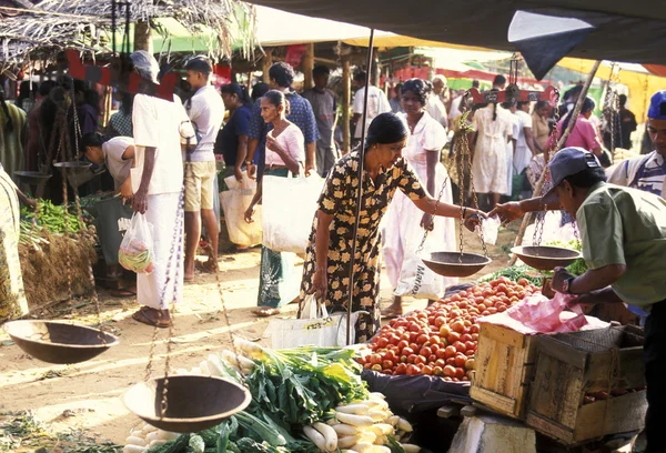 El mercado en la ciudad de Hikkaduwa — Foto de Stock