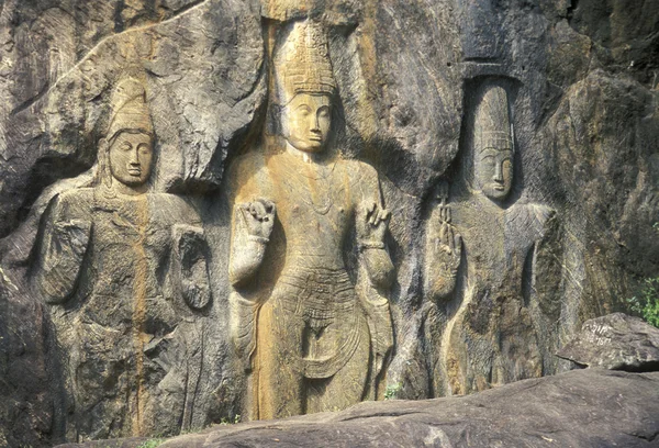Templo de pedra na cidade de Buduruwagala — Fotografia de Stock
