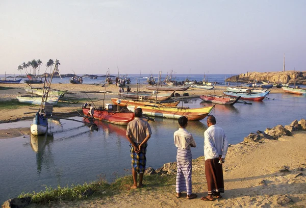 Рыбаки на побережье Негомбо — стоковое фото