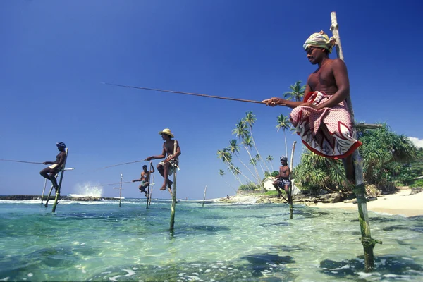 Weligama sahil, balıkçılar — Stok fotoğraf